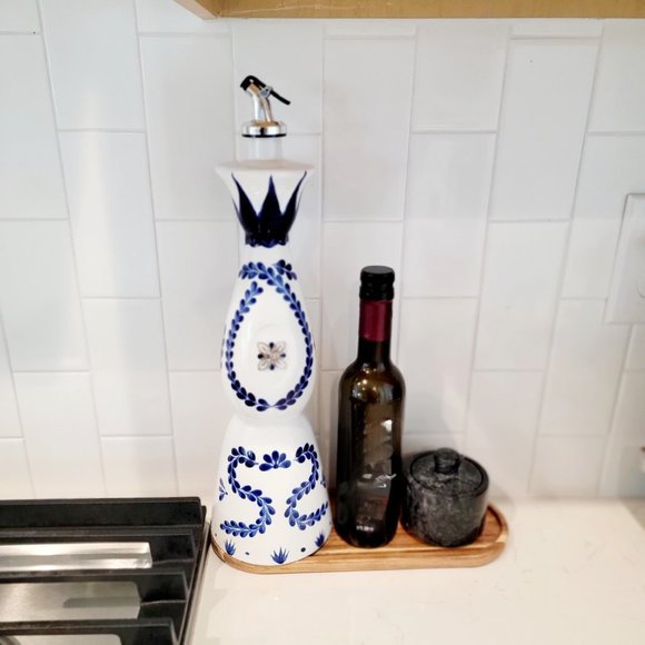 Clase Azul Oil Dispenser - Picture 3 of 4